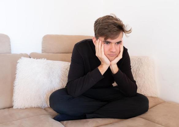 MEDICINA ONLINE UOMO GIOVANE TRISTE DOLORE MAL DI TESTA PENSIERI DEPRESSIONE STANCHEZZA STANCO BRUTTO