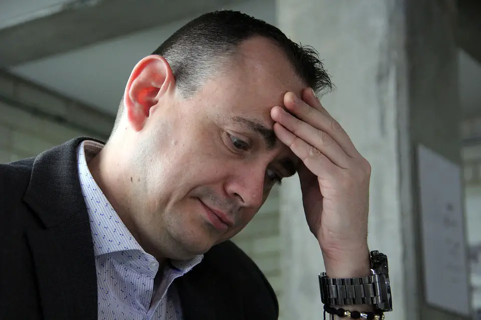 MEDICINA ONLINE UOMO TRISTE DOLORE MAL DI TESTA PENSIERI DEPRESSIONE STANCHEZZA STANCO BRUTTO