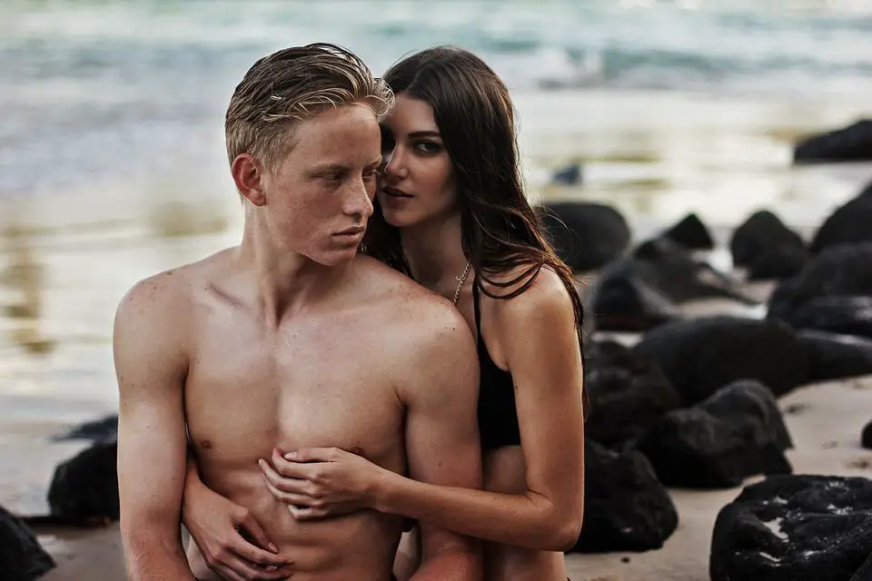 MEDICINA ONLINE EMILIO ALESSIO LOIACONO MEDICO AMORE COPPIA SESSO SESSUALITA IN SPIAGGIA MARE ESTATE ABBRONZATURA SOLE CALDO VACANZE ABBRACCIO