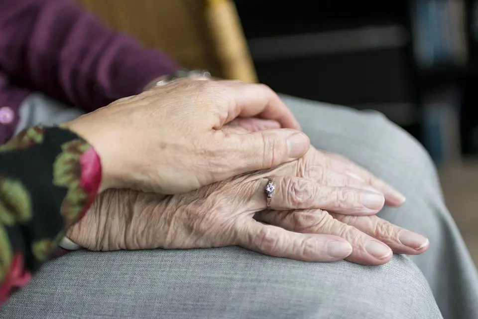 MEDICINA ONLINE EMILIO ALESSIO LOIACONO MEDICO MANI ANZIANI AMORE COPPIA VECCHI NONNI