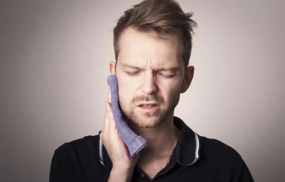 MEDICINA ONLINE EMILIO ALESSIO LOIACONO MEDICO DENTI BOCCA MAL DI DENTI DENTISTA MANDIBOLA VISO DOLORE FACCIA UOMO ARTICOLAZIONE MASCELLA