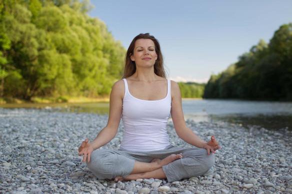 MEDICINA ONLINE EMILIO ALESSIO LOIACONO MEDICO YOGA RELAX MEDITAZIONE DONNA TRANQUILLITA MENTE RILASSAMENTO NATURA