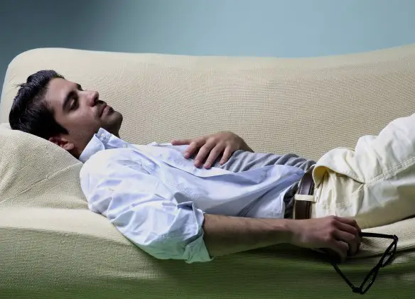 MEDICINA ONLINE SONNO UOMO DIVANO DORMIRE INSONNIA STANCHEZZA STRESS ASTENIA ABBIOCCO SONNELLINO PISOLINO.