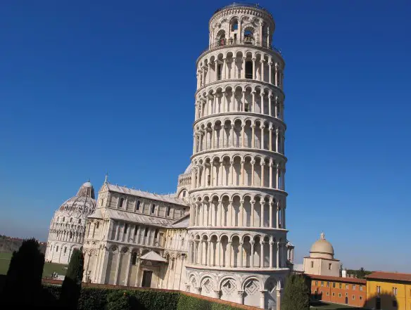 Dott Emilio Alessio Loiacono Medico Chirurgo TORRE DI PISA ESSERE STORTA Italia Dieta Chirurgia Medicina Estetica Roma Cavitazione Pressoterapia Grasso Linfodrenante Dietologo Cellulite Calorie Peso Pancia Sessuologia Pene Laser Filler Rughe Botulino