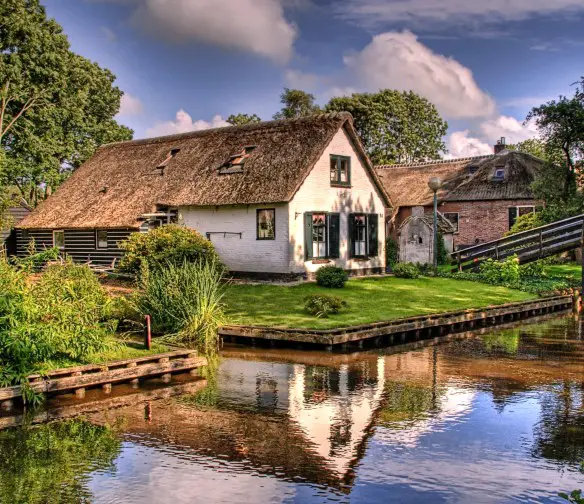 00 Dott Emilio Alessio Loiacono Medico Chirurgo Specialista in Medicina Estetica GIETHOORN TRAFFICO PAESE SENZA STRADE Roma Cavitazione Pressoterapia Grasso Linfodrenante Dietologo Cellulite Calorie Pancia Sessuologia Sesso Pene Laser Filler Rughe