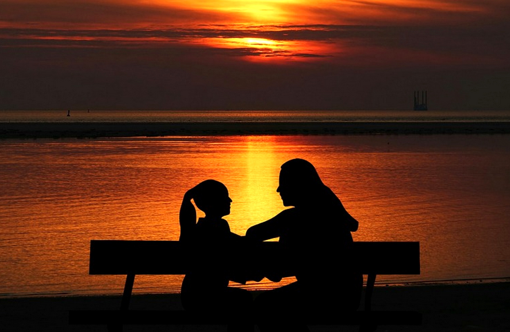 MEDICINA ONLINE EMILIO ALESSIO LOIACONO MEDICO CHIRURGO MADRE MAMMA FIGLIA FIGLI GENITORI ESEMPIO TRAMONTO PARLARE BAMBINI SILHOUETTE