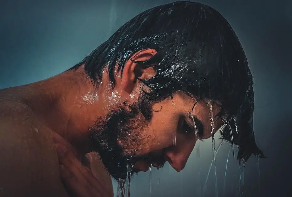 MEDICINA ONLINE EMILIO ALESSIO LOIACONO MEDICO CHIRURGO UOMO DOCCIA TRISTE PENE PICCOLO ACQUA LAVA SAPONE DEPRESSIONE STANCO SESSO BARBA CAPELLI FACCIA PELLE CORPO