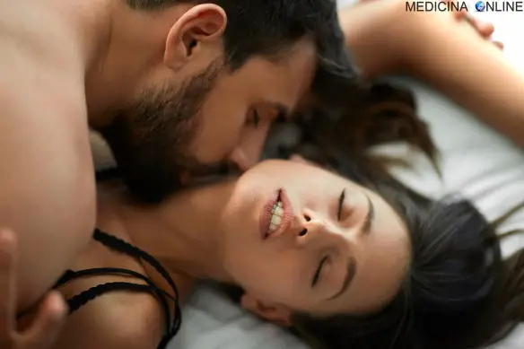 Uomo e donna durante un rapporto sessuale provano piacere e orgasmo