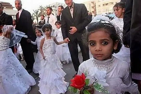 MEDICINA ONLINE Dott Emilio Alessio Loiacono Medico Chirurgo Roma DRAMMA SPOSE BAMBINE Riabilitazione Nutrizionista Medicina Estetica Cavitazione Radiofrequenza Ecografia Pulsata Macchie Capillari Linfodrenaggio Pene Vagina Pressoterapia Ano