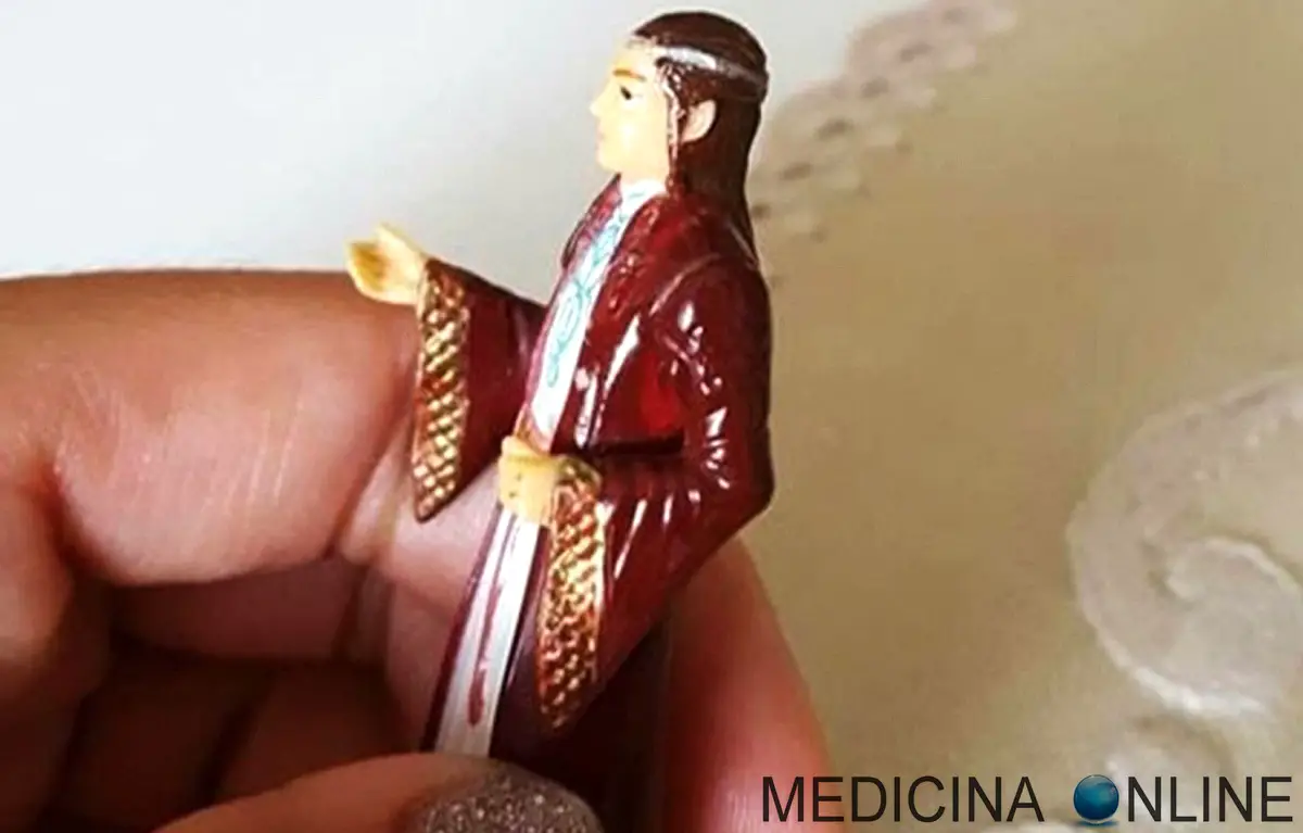 MEDICINA ONLINE BRASILIANA DONNA PREGA SIGNORE DEGLI ANELLI LORD OF THE RING ELROND PRAY SANTO SAN ANTONIO PADOVA PREGARE STORIA CURIOSA NONNA RELIGIONE EFFIGE GABRIELA BRANDAO