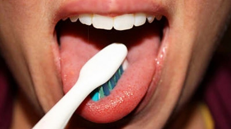 MEDICINA ONLINE LINGUA TONGUE PIERCING DISINFETTARE LAVARE PULIRE IGIENE ORALE BOCCA DENTI COLLUTORI RIMEDI ALITO CATTIVO SALIVA SPAZZOLINO DENTIFRICIO