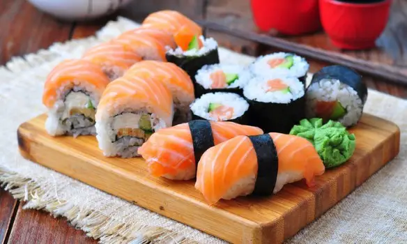 MEDICINA ONLINE SUSHI PESCE CALORIE DIABETE GIAPPONE MANGIARE CIBO DIETA PASTO INGRASSARE DIMAGRIRE.jpg