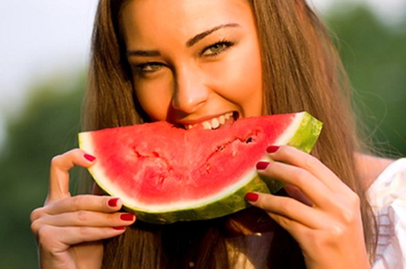 MEDICINA ONLINE CIBO DIABETE ANGURIA COCOMERO MELONE ROSSO MANGIARE DIETA QUANTO SI PUO VIVERE SOLA ARIA CIBO ACQUA TAVOLA DIGESTIONE UVA FRUTTA DIETA CALORIE DIMAGRIRE CORSI NUTRIZIONE VITAMINE SALI MINERALI DONNA VERDURA.jpg