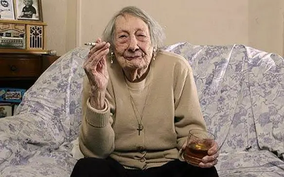 MEDICINA ONLINE Dott Emilio Alessio Loiacono Medico Chirurgo Roma FUMARE NON FA MALE MIO NONNO 50 90 ANNI Riabilitazione Nutrizionista Infrarossi Accompagno Commissioni Cavitazione Radiofrequenza Ecografia Pulsata  Macchie Capillari Ano Pene.jpg
