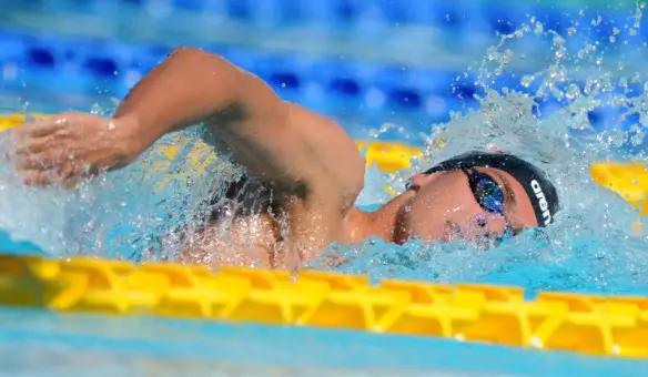 MEDICINA ONLINE NUOTO PISCINA TRIATHLON ALLENAMENTO MARE ACQUA ALLENARSI MUSCOLI.jpg