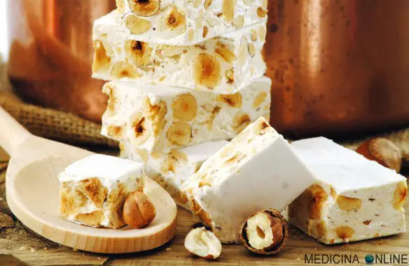 MEDICINA ONLINE NATALE DOLCI NATALIZI PANDORO PANETTONE TORRONE NOCCIOLE CIOCCOLATO BIANCO SFOGLIATA LIEVITAZIONE OFFELLA INGREDIENTI ZUCCHERO VENEZIANA A VELO CALORIE RICETTE DIFFERENZE