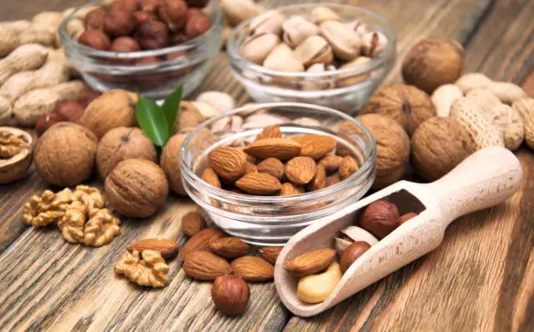 MEDICINA ONLINE NOCI ARACHIDI DIFFERENZE CIBO DIETA CALORIE DIMAGRIRE INGRASSARE GUSCIO PROPRIETA.jpg