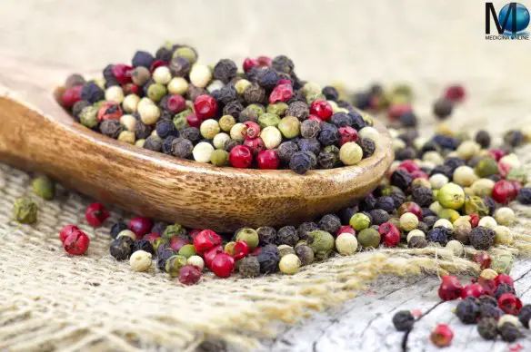 MEDICINA ONLINE PEPE NERO VERDE GRIGIO ROSA BIANCO GIALLO COLORE SAPORE PICCANTE DIFFERENZA CALORIE RICETTA CUCINA USO COSMETICA CUCINARE PIETANZA SALSA PASTA CARNE PESCE IRRITA GASTRITE FA MALE CONTROINDICAZIONI GRAVIDANZA