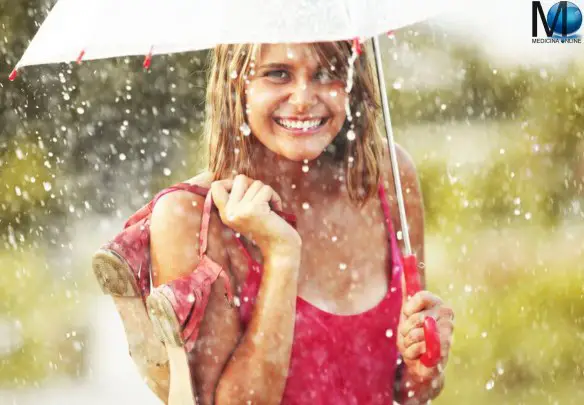 MEDICINA ONLINE RAIN TORNADO COLD WATER OMBRELLO TEMPO BOSCO FOGLIE SECCHE AUTUNNO INVERNO CLIMA METEO METEREOPATIA WINTER SNOW NEVE AUTUMN LEAVES WOODS WALLPAPER Alone-sad-girl-lonely-walk-with-umbrella-miss-you-images