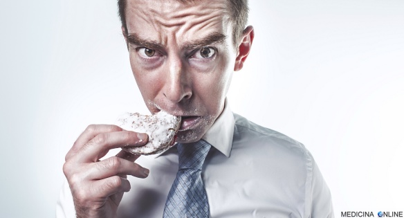 MEDICINA ONLINE UOMO CHE MANGIA DOLCI CIBO MANGIARE DIETA DIMAGRIRE CRAVATTA CAMICIA GRASSI MASSA CORPOREA LAVORO UFFICIO STRESS MERENDA CALORIE.jpg