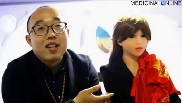 MEDICINA ONLINE Zheng Jiajia SEX ROBOT FEMALE Non trova una donna disposta a stare con lui, costruisce un robot e la sposa invecchieremo insieme.jpg