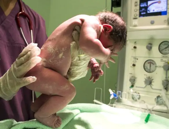 MEDICINA ONLINE SCAMBIO DI CULLE FIGLIA DONNA PADRE ASSASSINO MADRE ALCOLISTA VITA NORMALE.jpg