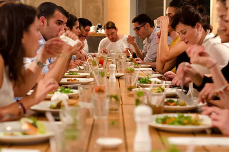 MEDICINA ONLINE SOCIAL EATING GNAMMO FENOMENO WEB MANGIARE PRANZO CIBO CENA INSIEME AMICI RISTORANTE.jpg