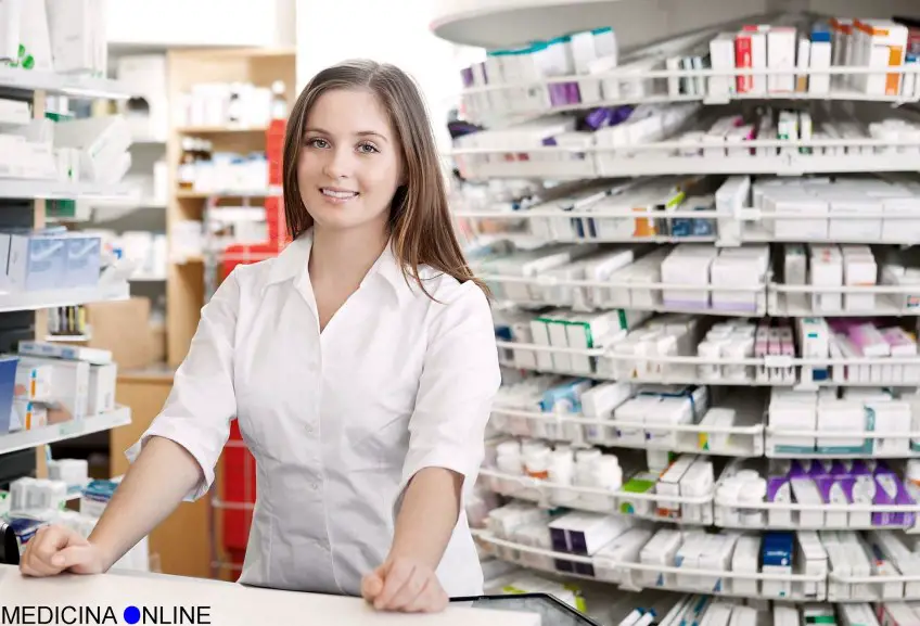 MEDICINA ONLINE FARMACO FARMACIA PHARMACIST PHOTO PIC IMAGE PHOTO PICTURE HI RES COMPRESSE INIEZIONE SUPPOSTA PER OS SANGUE INTRAMUSCOLO CUORE PRESSIONE DIABETE CURA TERAPIA FARMACOLOGICA EFFETTI COLLATERALI CONTRO