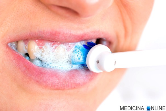 MEDICINA ONLINE LAVARSI I DENTI GENGIVE LINGUA LABBRA CORRETTAMENTE INCISIVI MOLARI PREMOLARI CANINI BAMBINI ADULTI DENTIFRICIO SPAZZOLARSI SPAZZOLINO MOVIMENTO COLLUTORIO FLUORO FILO INTERDENTALE BOCCA BAGNO TECNICA.jpg