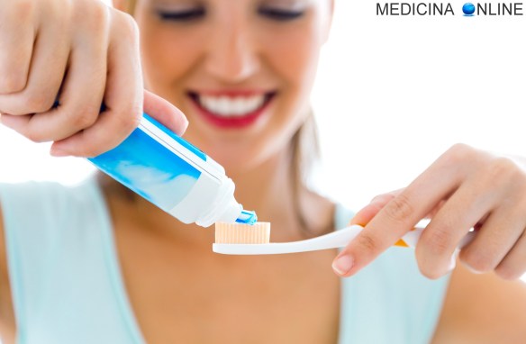 MEDICINA ONLINE LAVARSI I DENTI GENGIVE LINGUA LABBRA CORRETTAMENTE INCISIVI MOLARI PREMOLARI CANINI BAMBINI ADULTI DENTIFRICIO SPAZZOLARSI SPAZZOLINO MOVIMENTO COLLUTORIO FLUORO FILO INTERDENTALE BOCCA BAGNO TECNICA.jpg