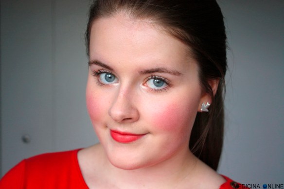 MEDICINA ONLINE PERCHE SI ARROSSISCE AMORE IMBARAZZO EMOZIONE VOLTO STRESS PELLE ROSSA RAGAZZA DONNA FACCIA ERITEMA AMORE RIMEDI face swatch red blush skin hiding.jpg