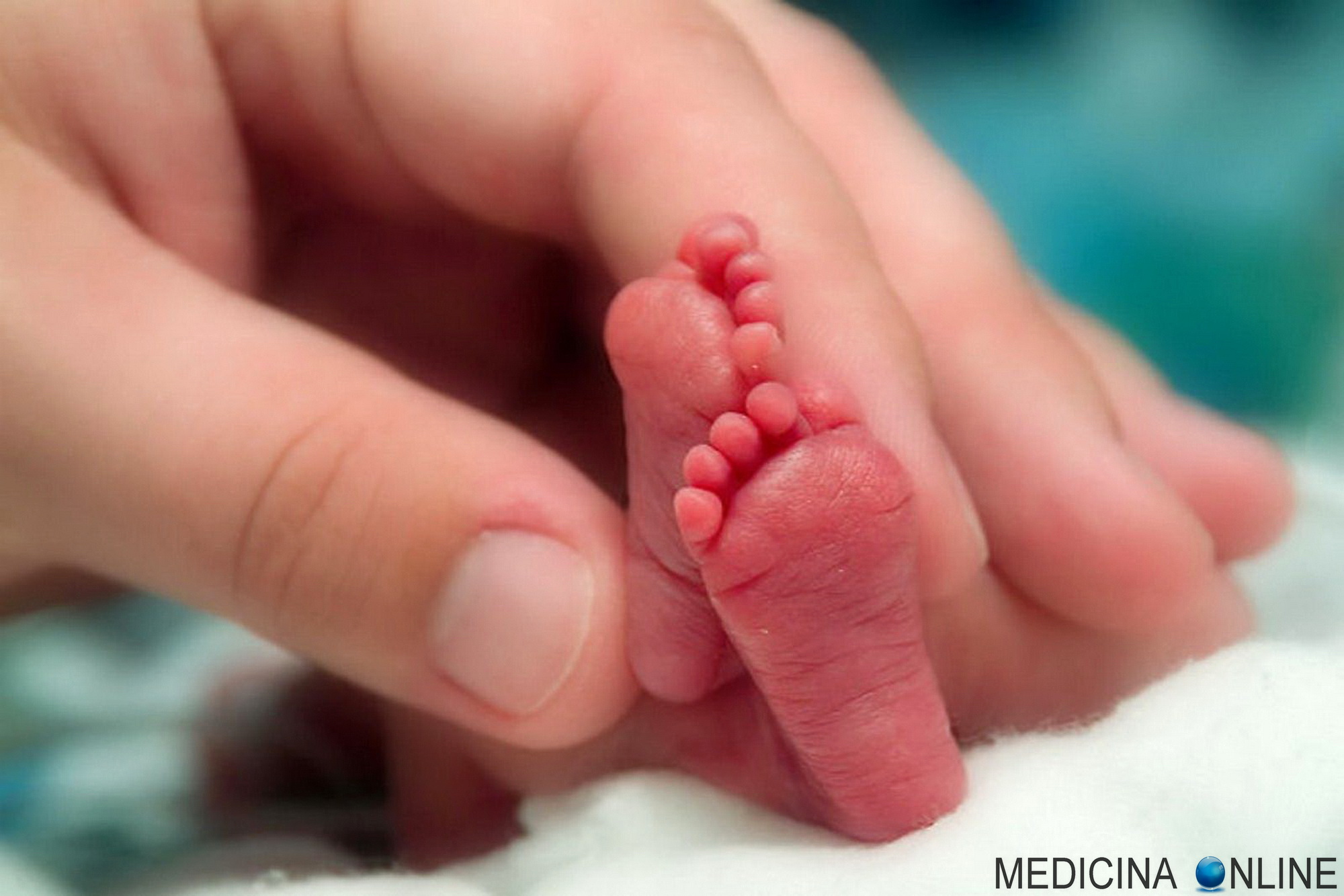 MEDICINA ONLINE NEONATO NEWBORN FOOT PIEDI BIMBO BAMBINO NATO PRETERMINE GIORNATA MONDIALE PREMATURI 17 NOVEMBRE AMORE PAPA MAMMA FIGLI GENITORI PRENDITI CURA