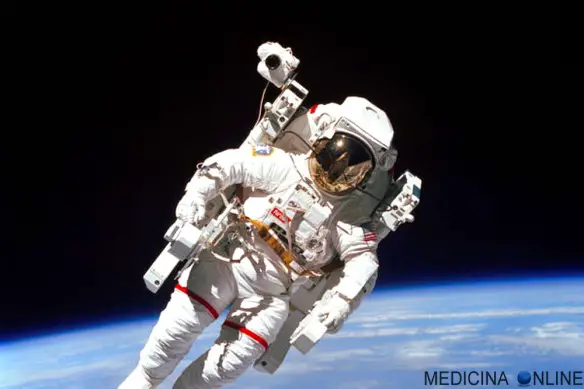 MEDICINA ONLINE SPAZIO Bruce McCandless PRIMO ASTRONAUTA PASSEGGIATA WALK SPAZIO STS-41 MMU ASTRONAUTA ASTRONOMIA.jpg