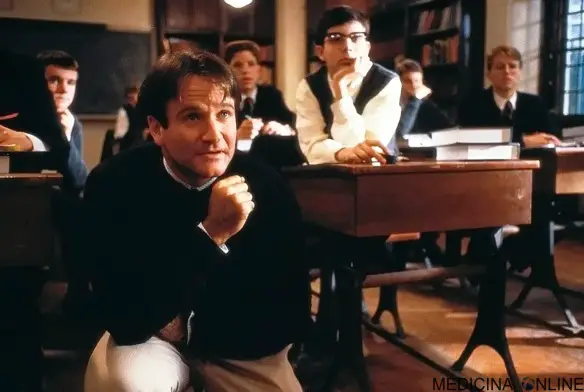 MEDICINA ONLINE AFORISMI FRASI WIKIQUOTE Prof. John Keating (Robin Williams) nel film del 1989 L’attimo fuggente (Dead Poets Society), diretto da Peter Weir.jpg