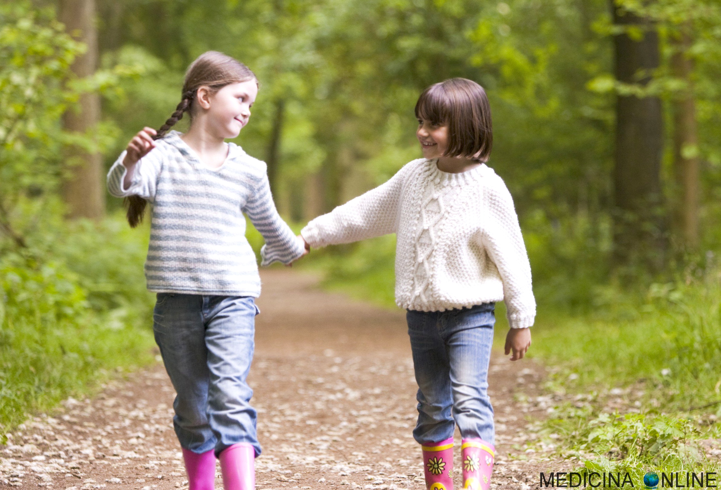 MEDICINA ONLINE AVERE SORELLA SORELLE PIU FELICI MACHI FRATELLO FEMMINA FIGLI GEMELLI AMICI BAMBINI BIMBI GIOCO PASSEGGIATA BOSCO NATURA AMORE CAMMINARE GIOVENTU FAMIGLIA GENITORI.jpg