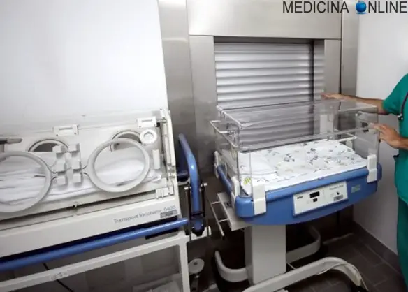 MEDICINA ONLINE CULLA TERMICA PARTO PREMATURO PRETERMINA NEONATO BAMBINO INCUBATRICE VENTILATORE SONDINO BAMBINO BIMBO GRAVIDANZA MATERNITA INCINTA Premature_infant_with_ventilator.jpg