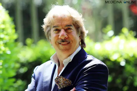 MEDICINA ONLINE Marco Columbro Gli alieni esistono, Gesù era uno di loro, il papa lo sa LORELLA CUCCARINI PAPERISSIMA CANALE 5 ANNI 90.jpg