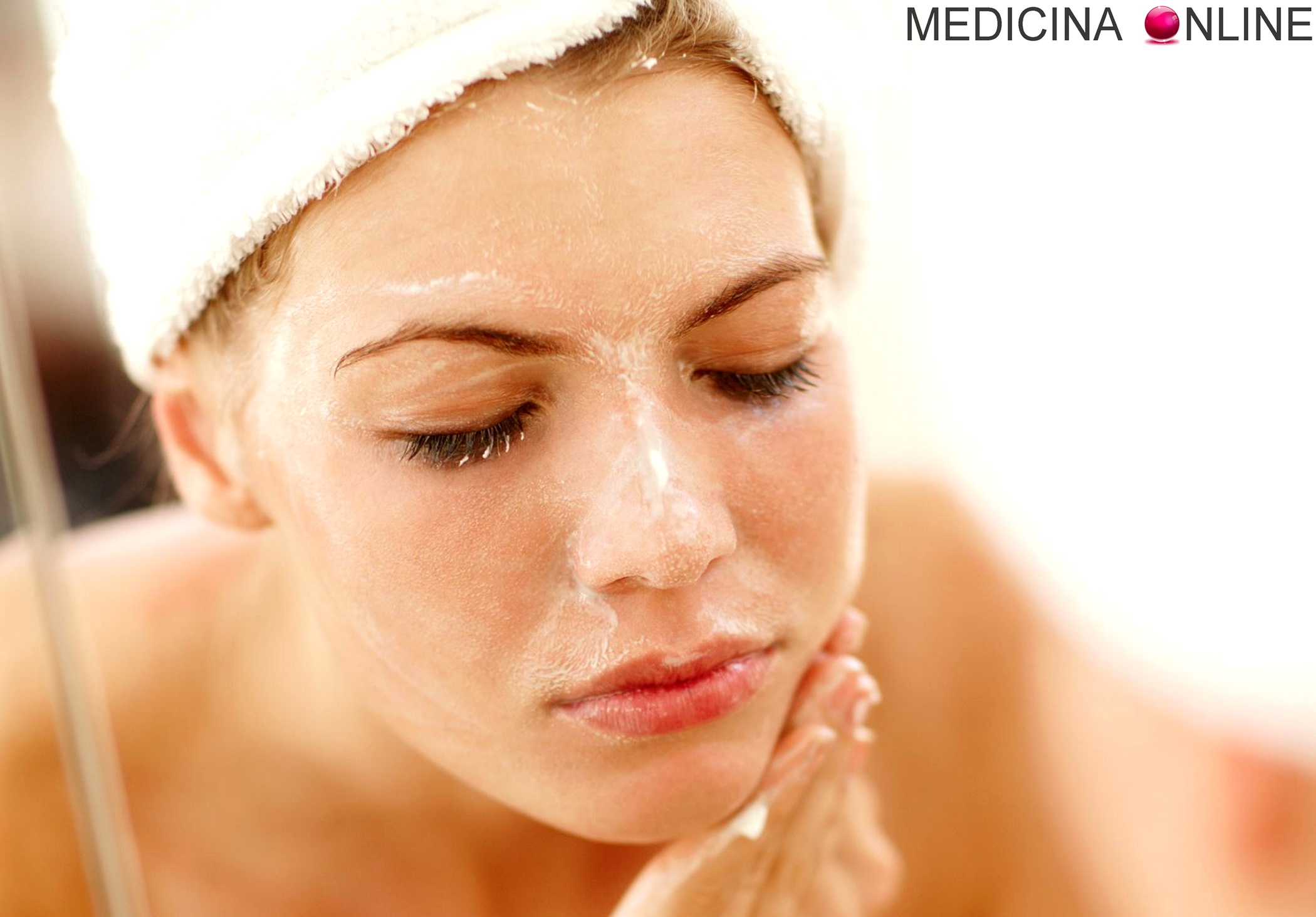 MEDICINA ONLINE SCRUB VISO CORPO FREQUENZA LAVARE LAVAGGIO PELLE DERMA VISO SKIN BAGNO FACCIA DONNA COSMETICI BICARBONATO ACQUA SAPONE DETERGENTE WOMAN YOUNG GIRL EXFOLIATING HER FACE BODY