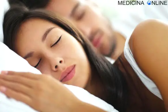 MEDICINA ONLINE SLEEPING DORMIRE BENE INSONNIA FARMACI MELATONINA INTEGRATORE 1MG 2MG 3MG 4MG 5MG CIRCADIN 2MG LENTO RILASCIO LETTO COPPIA SONNO SOGNARE CUSCINO PIGIAMA SOGNO