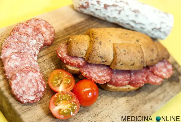 MEDICINA ONLINE CIBO SALAME PANINO PRANZO CUCINA CUCINARE HAM PROSCIUTTO SALAMINO FETTA FETTINA COMPANATICO POMODORO POMODORINO FAST FOOD SOPPRESSATA NDUJA CALABRIA