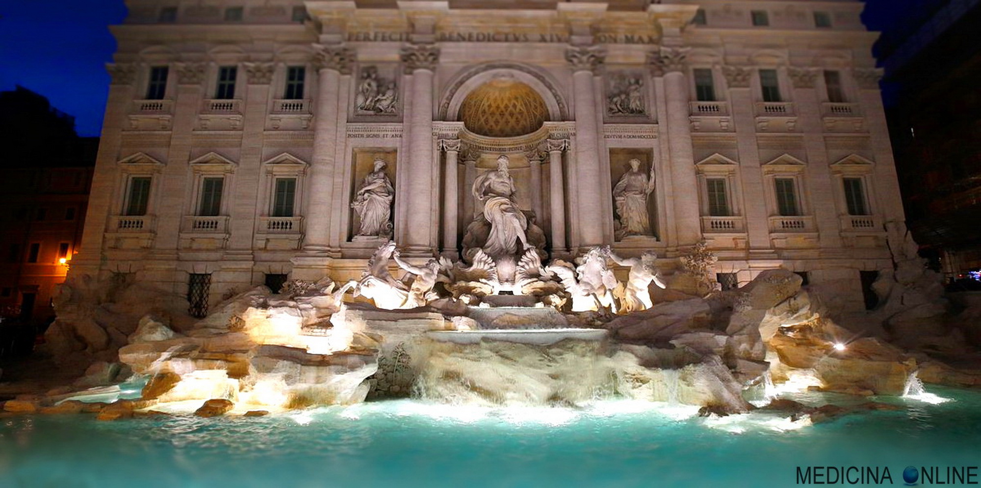 MEDICINA ONLINE FONTANA DI TREVI DI NOTTE ROMA FOUNTAIN BRUNNER ROM ROME ITALIA ITALY TURISMO VIAGGI FOTO ACQUA STATUE MONUMENTO.jpg