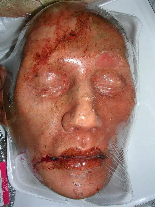 MEDICINA ONLINE Kittiwat Unarrom CARNE UMANA DI PANE HUMAN MEAT BREAD