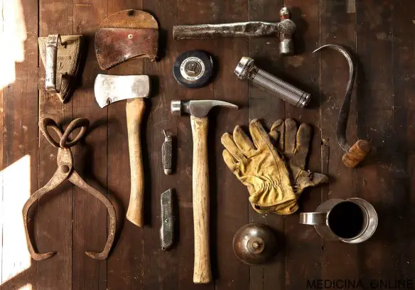 MEDICINA ONLINE TOOLS HARDWARE HAMMER MARTELLO VITI CACCIAVITI CHIODI INVENZIONI FAI DA TE BRICO DIY DO IT YOURSELF HOBBY FALEGNAME LEGNO ACCIAIO FERRO LEGA RUGGINE.jpg