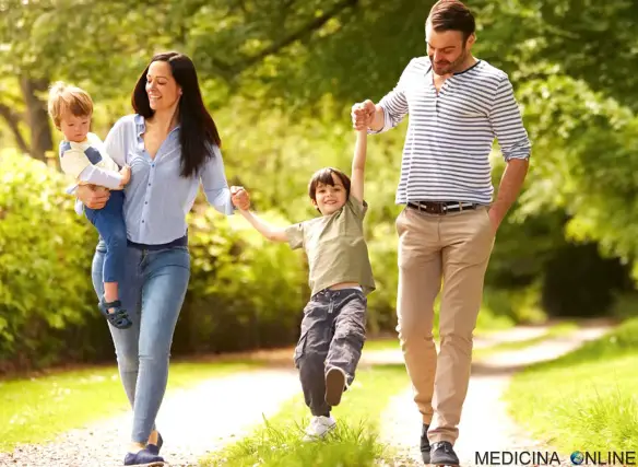 MEDICINA ONLINE DONDOLARE BAMBINI Gomito della balia braccia tirate far dondolare i bambini è pericoloso GIOCO FAMIGLIA PARCO NATURA GENITORI FIGLI BIMBO BAMBINO FRATELLI MAMMA PAPA PASSEGGIATA CORSA PASSEGGIO ALBERI ARIA.jpg