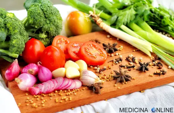 MEDICINA ONLINE POMODORO SUGO PASTA LICOPENE SECCHI PASSATA PELATI KETCHUP SALSA PIZZA CIPOLLA AGLIO ORTAGGI VERDURA VITAMINE SPINACI INSALATA CUCINA CIBO ALIMENTI VERDI SALI MINERALI