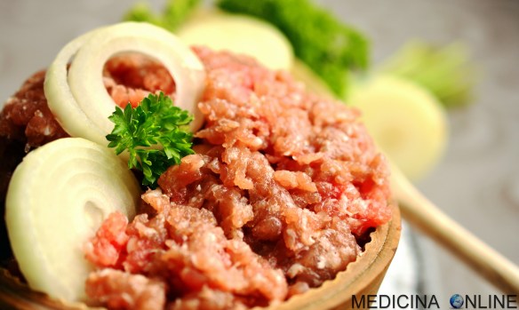 MEDICINA ONLINE CARNE MACINATA PER HAMBURGER MINCED MEAT CALORIE DIETA CIBO RICETTA LIGHT DIMAGRIRE DIETA PROTEINE SAPORE VEGETARIANO VEGANO SOIA PRANZO PIATTO CIPOLLA PREZZEMOLO ONION.jpg