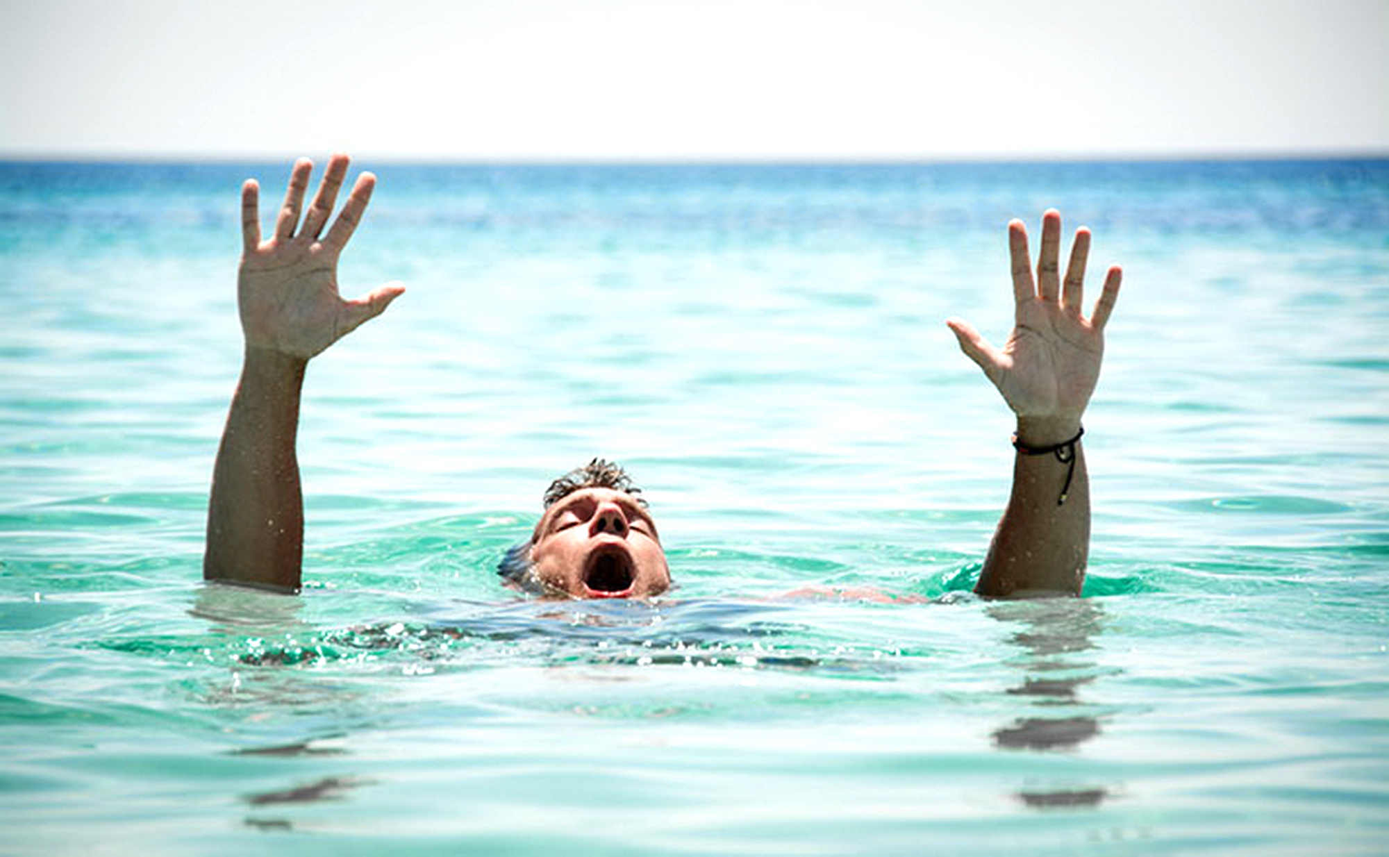 MEDICINA ONLINE AFFOGAMENTO ANNEGAMENTO ANNEGATO AFFOGATO ASFISSIA SOFFOCAMENTO ACQUA LIQUIDO ARIA OSSIGENO TEMPI TEMPO MORTE MORIRE DOLORE COMA TRATTAMENTO PRIMO SOCCORSO EMERGENZA MARE PISCINA drowning man