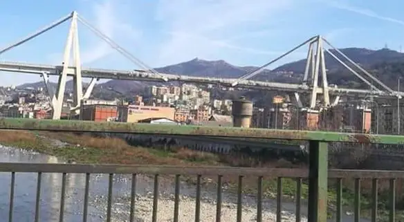 MEDICINA ONLINE PONTE MORANDI A10 GENOVA CROLLO MORTI IMMAGINI VIDEO 00.jpg