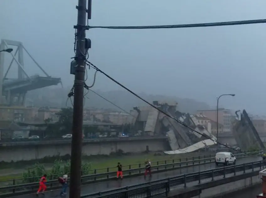 MEDICINA ONLINE PONTE MORANDI A10 GENOVA CROLLO MORTI IMMAGINI VIDEO