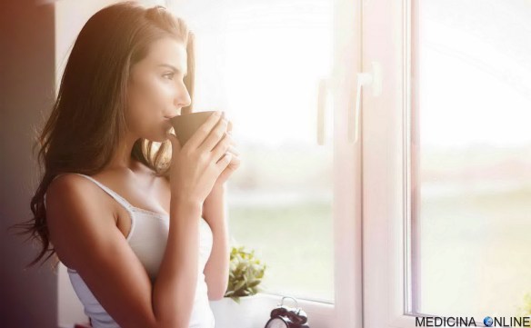MEDICINA ONLINE SVEGLIARSI PRESTO ORARIO ORE AL MATTINA MATTINA NOTTE DORMIRE POCO ALBA LUCE SOLE COLAZIONE CAFFE THE TE CORNETTO CAPPUCCINO LATTE CAFFELATTE FINESTRA ARIA RAGGI LUMINOSI